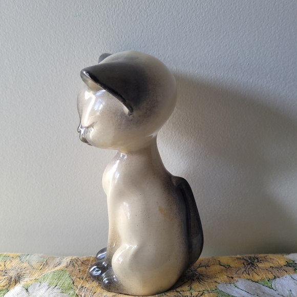 Siamese ceramic cat with a gentle expression and cute lashes - Picture 3 of 8